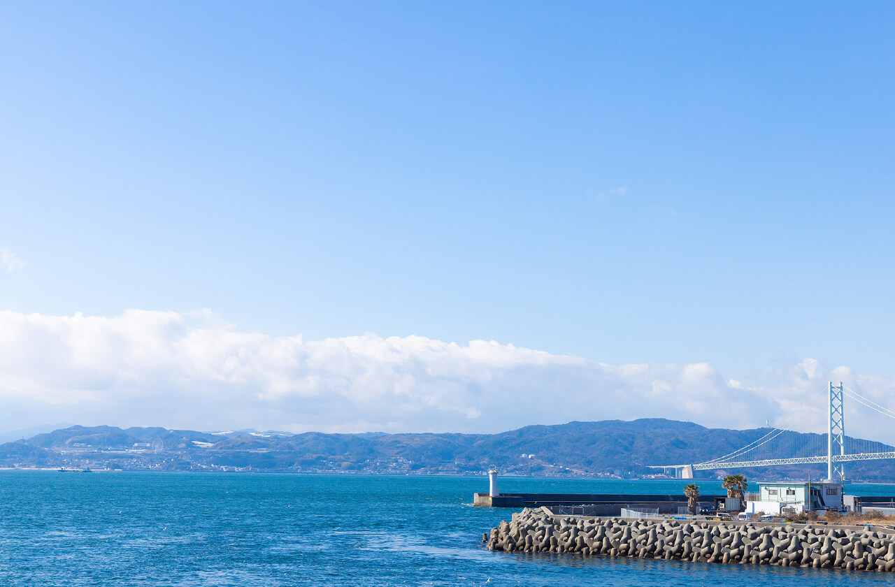 淡路島にたなびく雲が穏やかな明石海峡