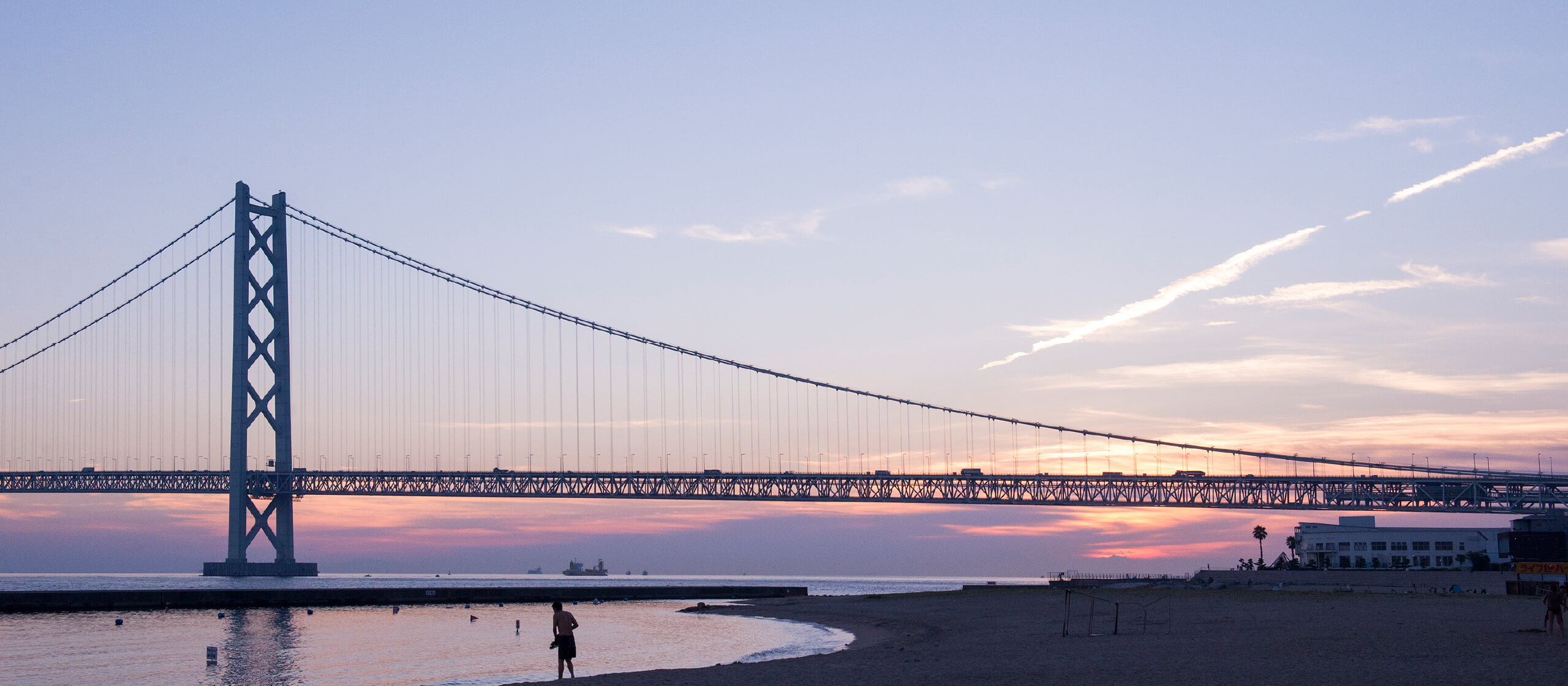 夕焼け色に染まるアジュール舞子の海水浴場