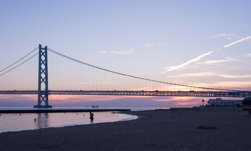 写真：アジュール舞子から望む明石海峡大橋（©一般財団法人神戸観光局）